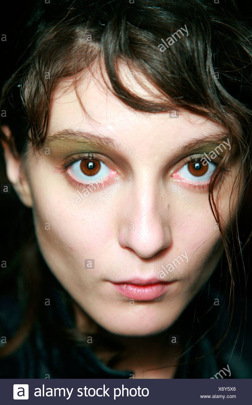 Costume National Backstage Paris Autumn Winter Model Wavy Brunette Hair Large Brown Eyes Wearing Brown And Dark Olive Green Stock Photo Alamy