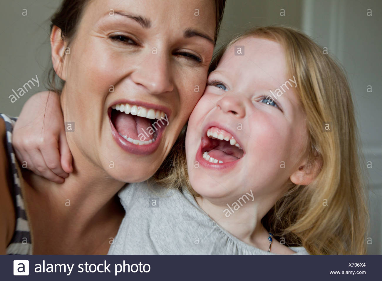 Мама помогла ртом. Открытый рот мама и дочь. Мамин рот. Открой маме рот. Фото мамы любят в ротик.