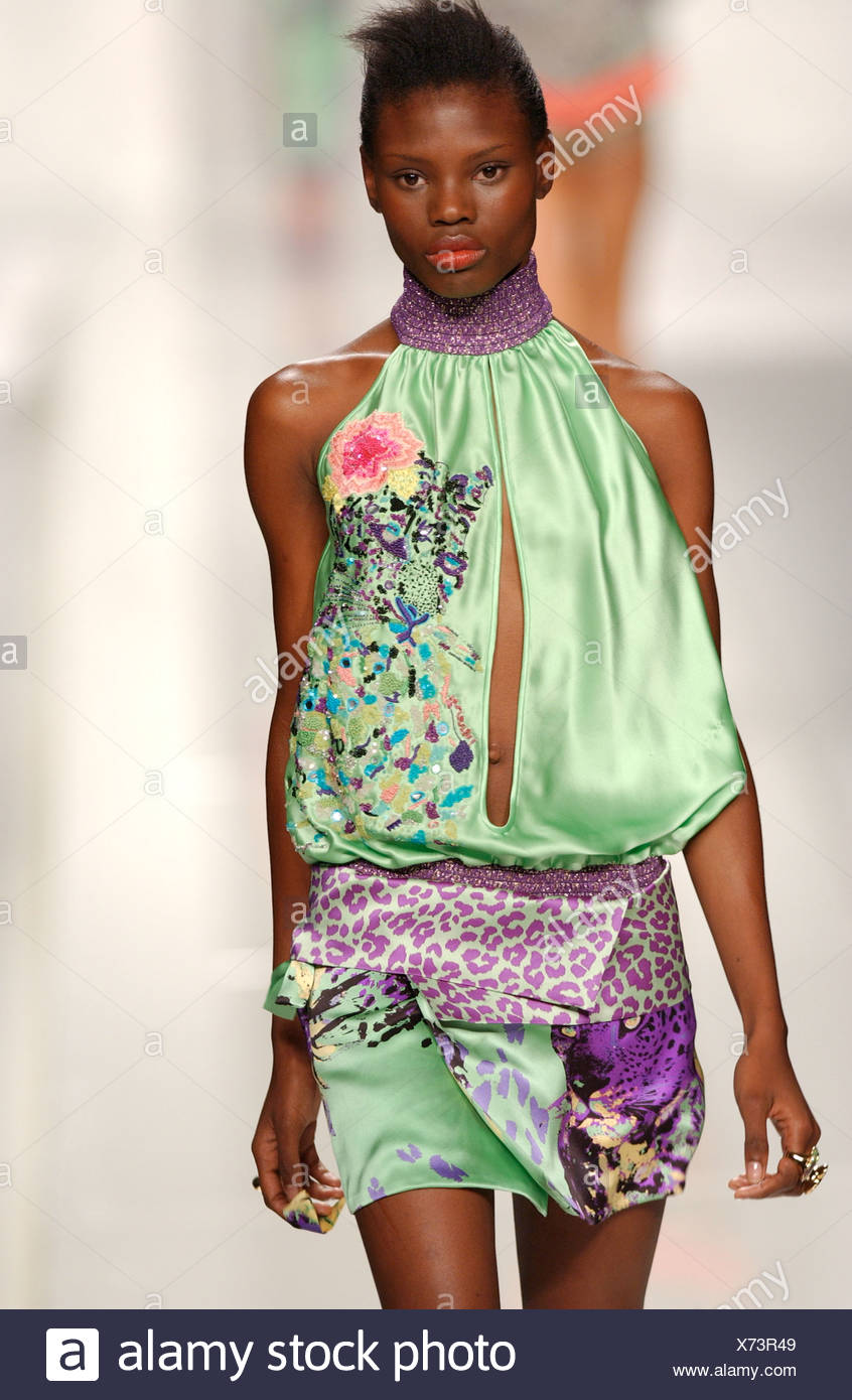 Iceberg Milan Ready To Wear Spring Summer Model Black Hair Off