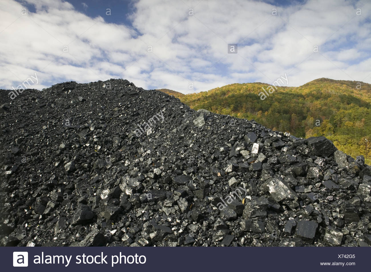 USA, Kentucky, Harlan, Steinkohle, Haufen, Nordamerika, Wirtschaft, Bergwerk, Abbau, Kohle, Kohleabbau, Landschaft, Hügel, Himmel, Wolken, Wolkenhimmel, außen, menschenleer, Stock Photo