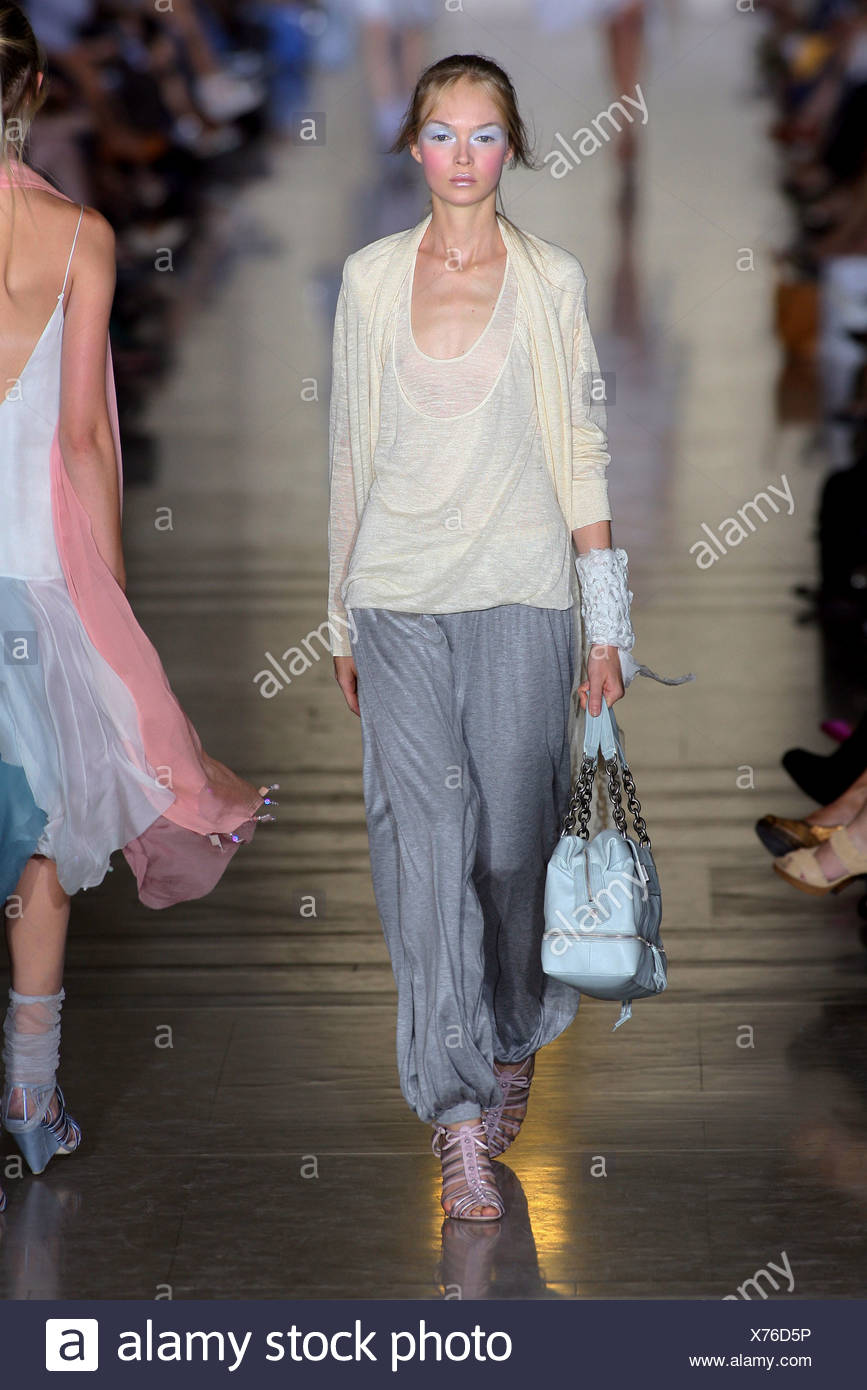 Jill Stuart New York Ready To Wear Spring Summer Model Wearing Grey Baggy Harem Pants Layered Cream Thin Cotton Baggy Top Stock Photo Alamy