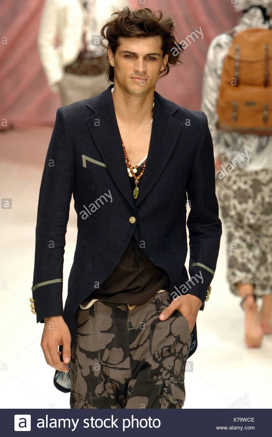 Etro Milan Ready To Wear Menswear Spring Summer Brunette Male Model Walking Down The Runway Wearing A Black Single Button Stock Photo Alamy