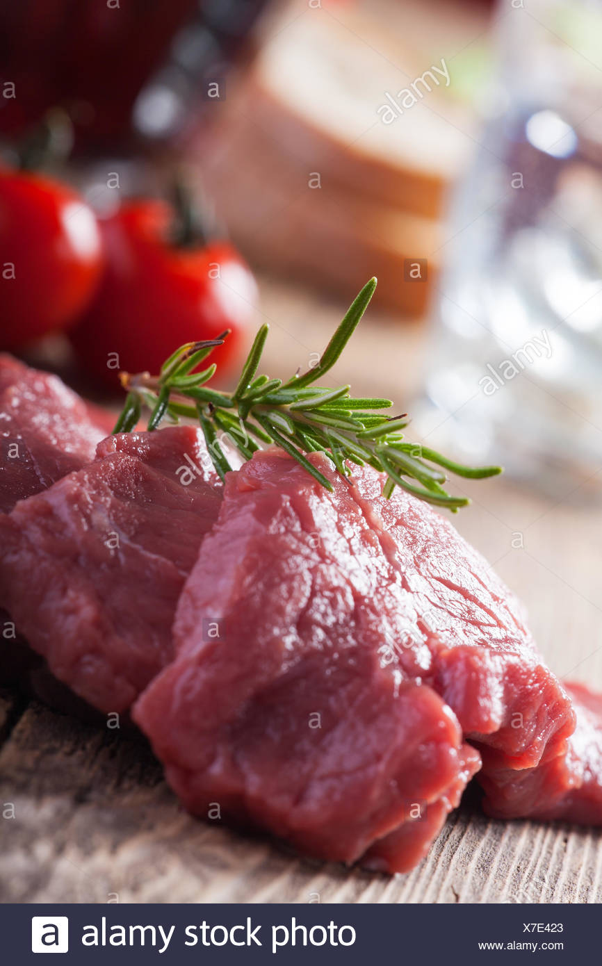 Rothaarige saugt roh rotes Fleisch Rothaarige saugt roh rotes Fleisch