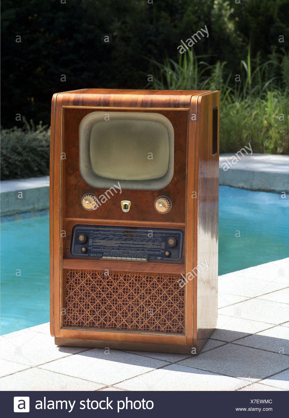 Broadcast Television Television Cabinet Clivia Ii Made By Veb Sachsenwerk Radeberg First East German Television Cabinet East Germany 1955 1956 Integrated Television Set Version Rubens 43 Centimeter Picture Tube Radio Stradivarius Monochrome Television Broadcast Television Television Cabinet Clivia Ii Made By Veb Sachsenwerk Radeberg First East German Television Cabinet East Germany 1955 1956 Integrated Television Set Version Rubens 43 Centimeter Picture Tube Radio Stradivarius Monochrome Television
