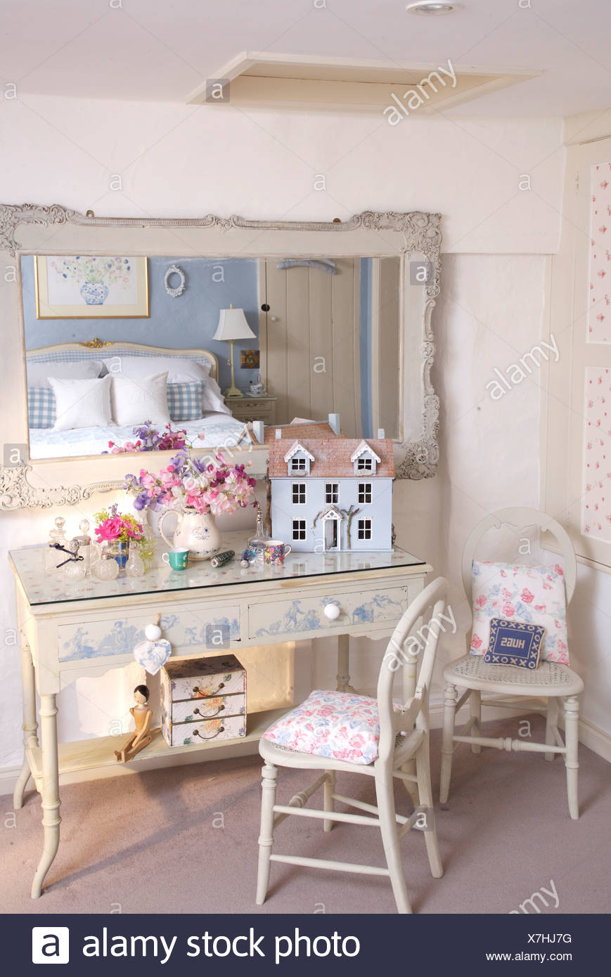 dolls house dressing table