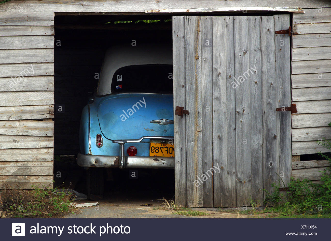 Old Car In The Barn Cuba Stock Photo Alamy