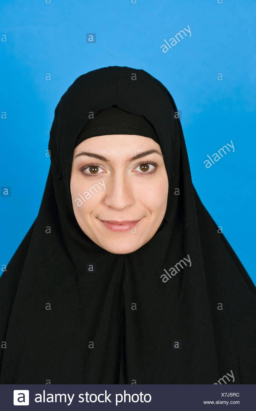 Portrait of a woman wearing a Hijab Stock Photo: 280068192 - Alamy