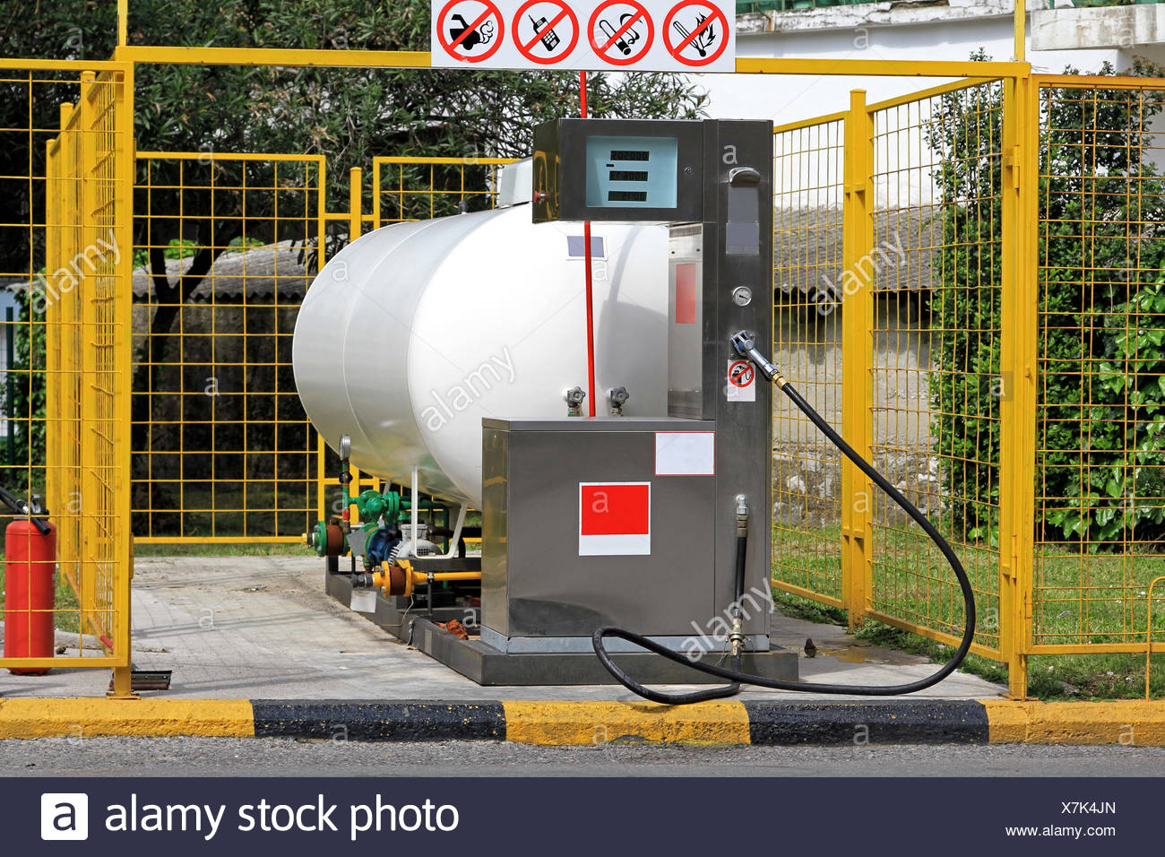 Lpg Gas Cylinder Stock Photos & Lpg Gas Cylinder Stock Images Alamy