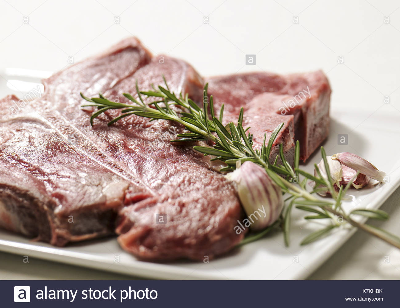 Rohes Rindfleisch Auf Teller Angerichtet Stock Photo Alamy