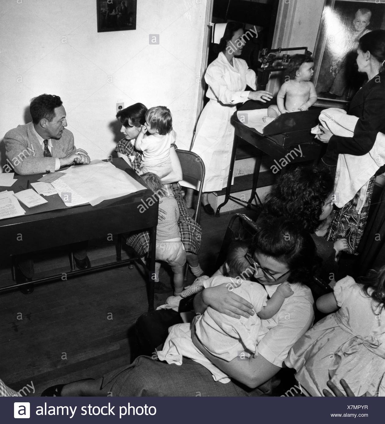 1950s Doctors Office High Resolution Stock Photography and Images Alamy