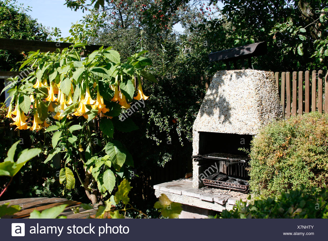 Garden With Outside Fireplace Stock Photo 280143499 Alamy