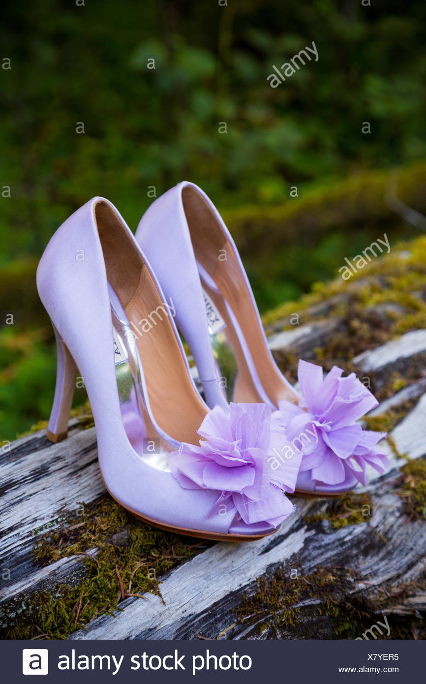 lavender wedding shoes for bride
