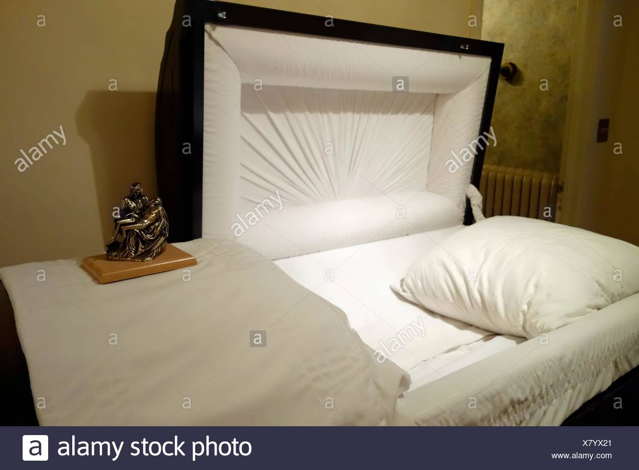 Open Coffin High Resolution Stock Photography and Images Alamy