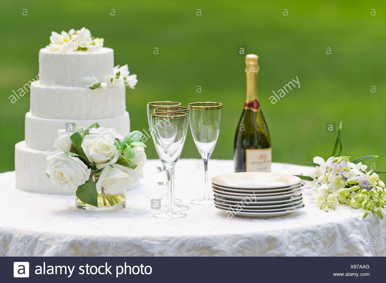 Download Pouring Champagne Bottle Cake Pics