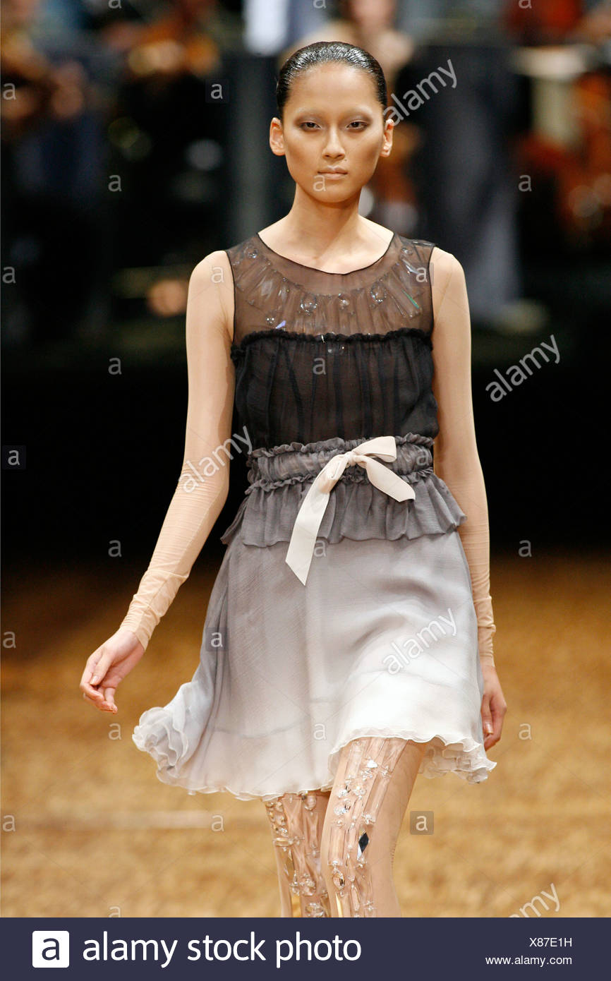 Viktand Rolf Paris Ready To Wear Spring Summer Female All Back