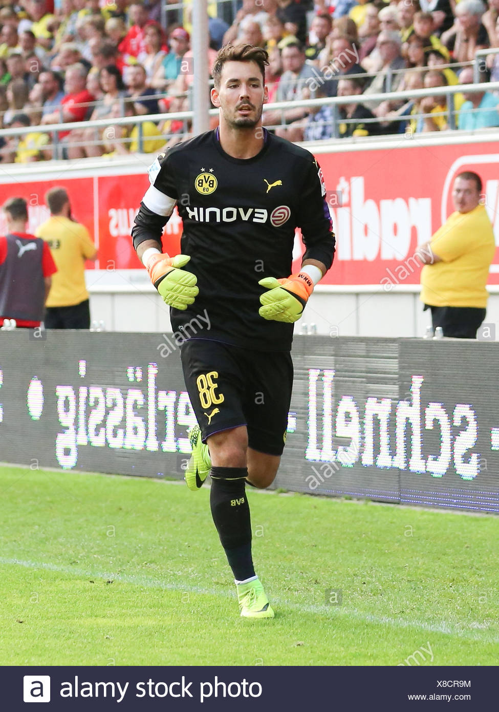 Borussia Dortmund Goalkeeper High Resolution Stock Photography And Images Alamy
