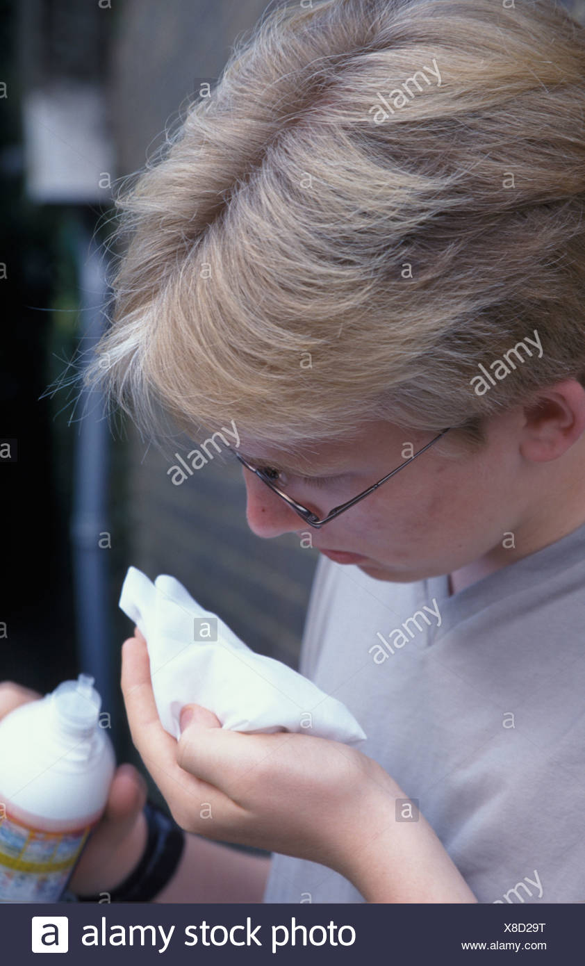 Page 2 Glue Sniffing High Resolution Stock Photography and Images Alamy