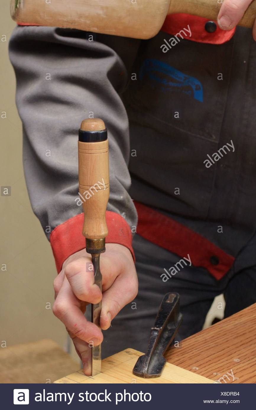 Stemmeisen und Klopfholz im Einsatz Stock Photo