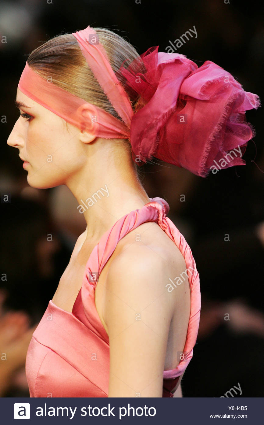 Lagerfeld Gallery Paris Ready To Wear Autumn Winter Spanish Model