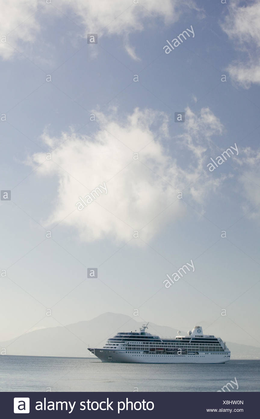 Italien Kampanien Sorrentische Halbinsel Sorrento Meer Kreuzfahrtschiff Suditalien Mittelmeer Kreuzfahrt Mittelmeerkreuzfahrt Schiff Schifffahrt Kreuzer Urlaub Reise Schiffsreise Himmel Wolken Sonnig Aussen Stock Photo Alamy