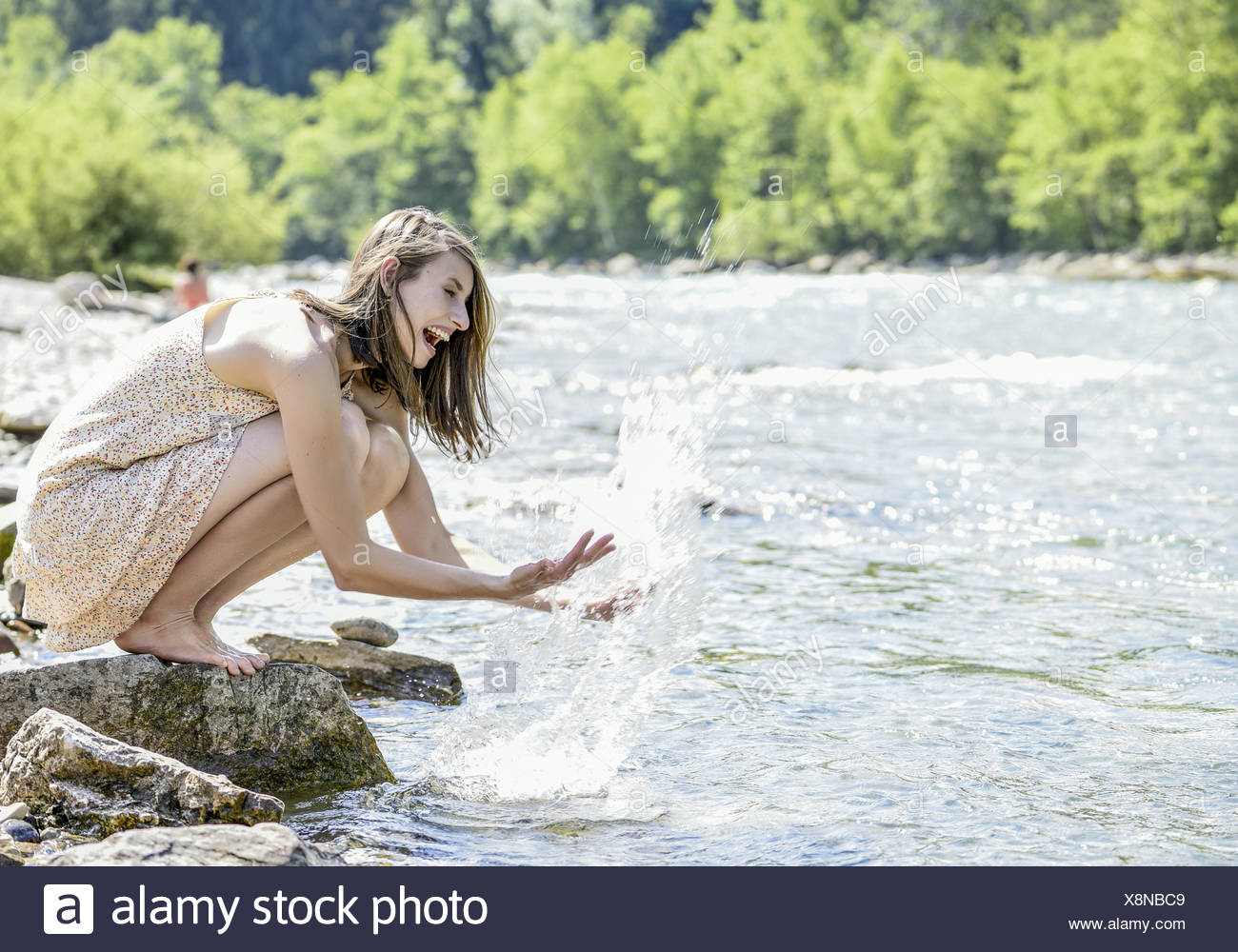 Junge Frau spritzt Junge Frau spritzt