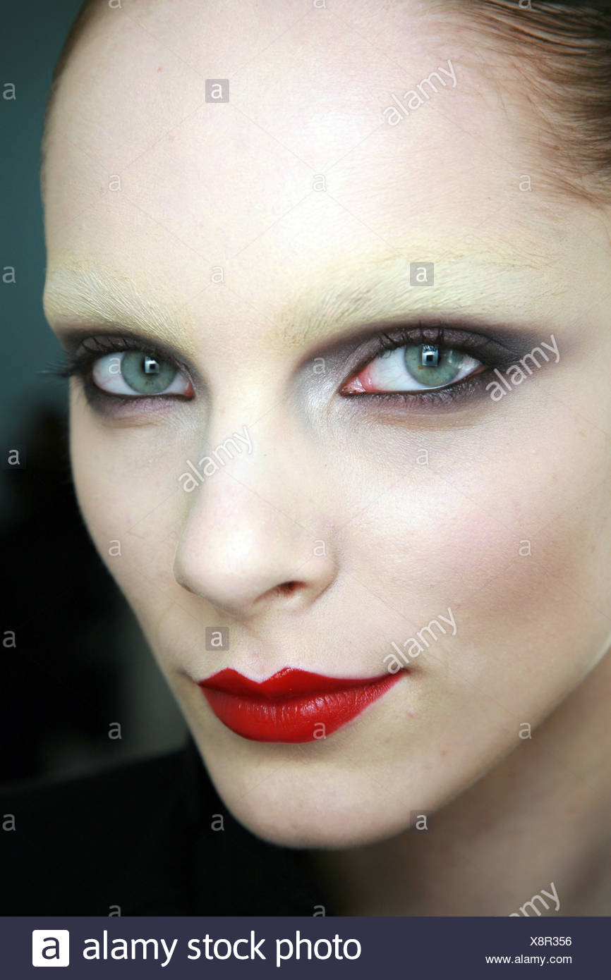 dark red eyeliner