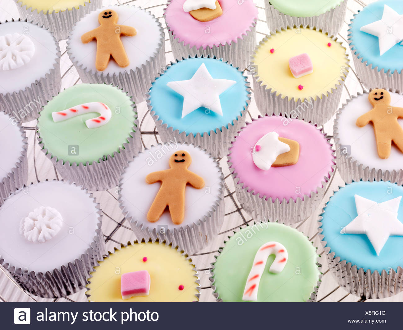 FAIRY CAKES OR CUPCAKES ON COOLING RACK FAIRY CAKES OR CUPCAKES ON COOLING RACK