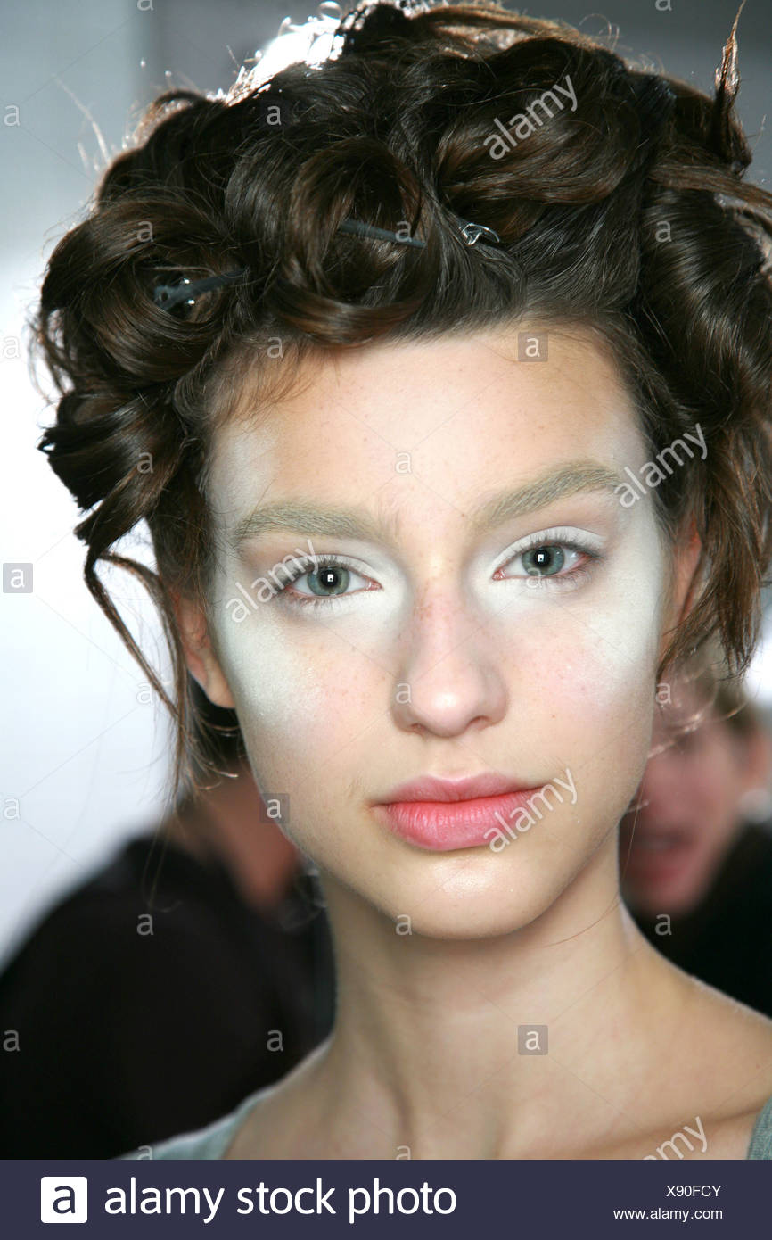 Vivienne Westwood Paris Backstage Spring Summer Model Brunette