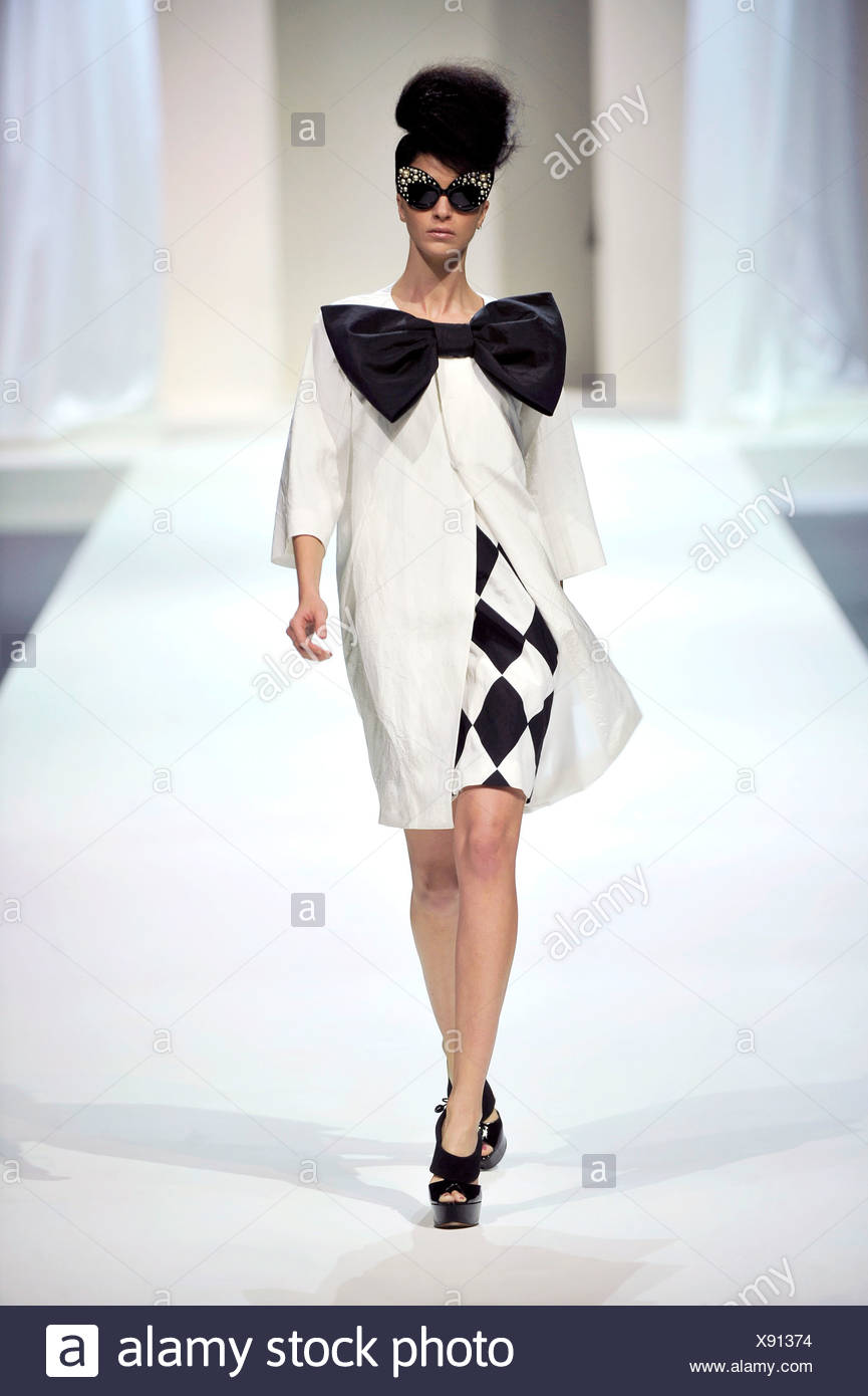 Moschino Milan Ready To Wear Spring Summer Monochrome S Style