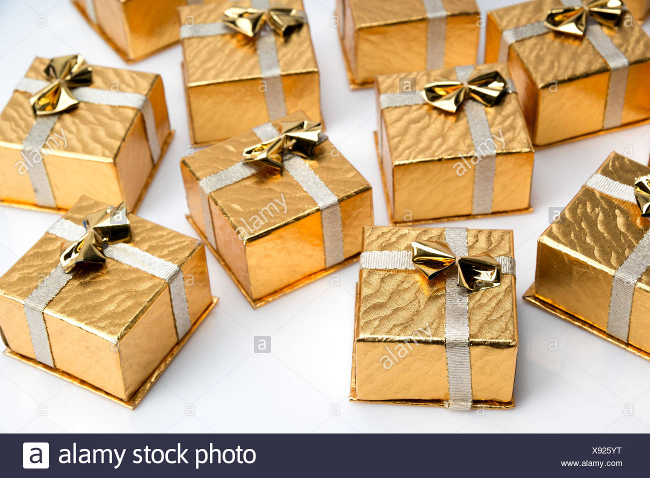 how to decorate a gift box with ribbon