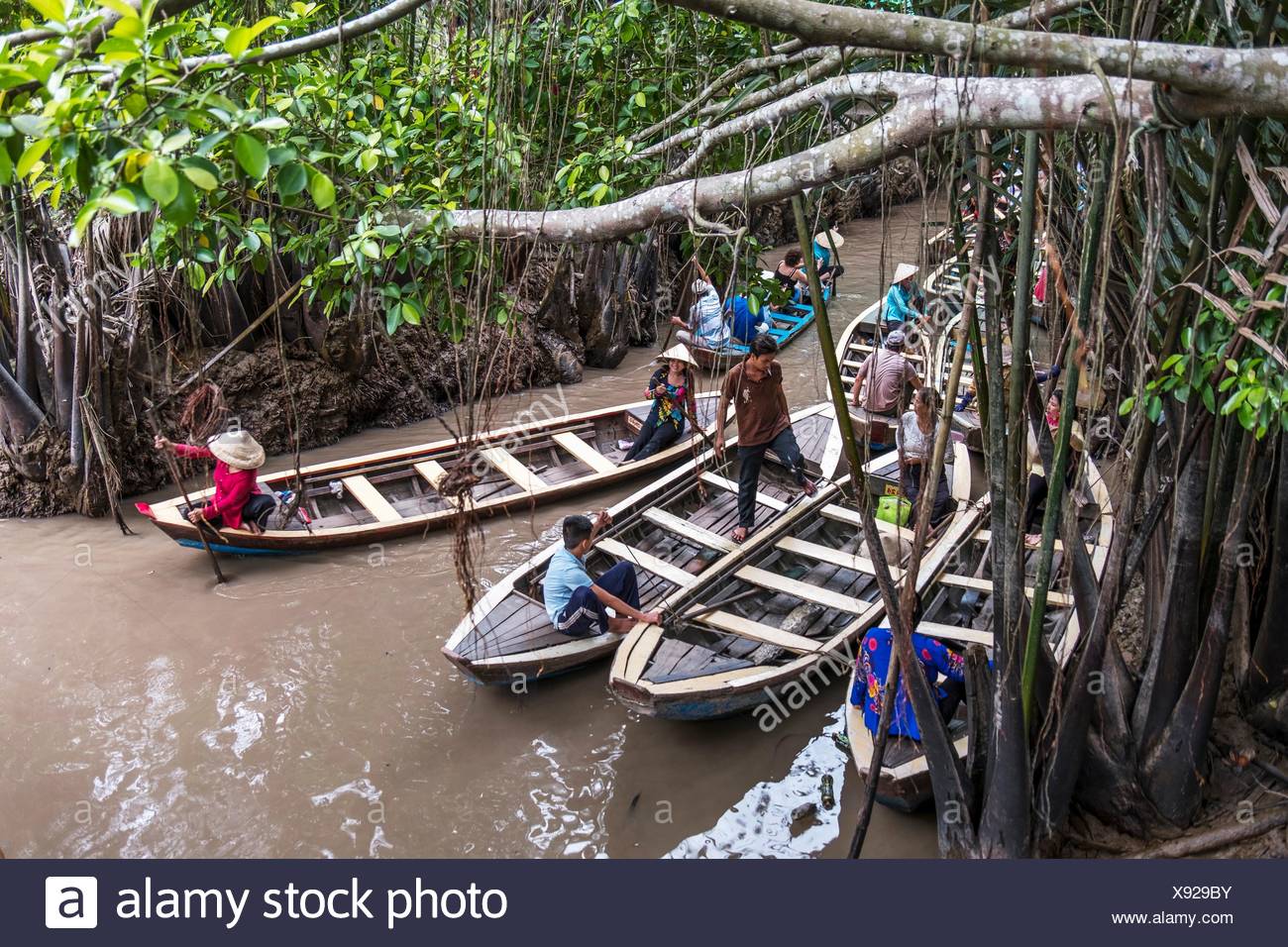 Sampan Vietnam High Resolution Stock Photography and Images - Alamy