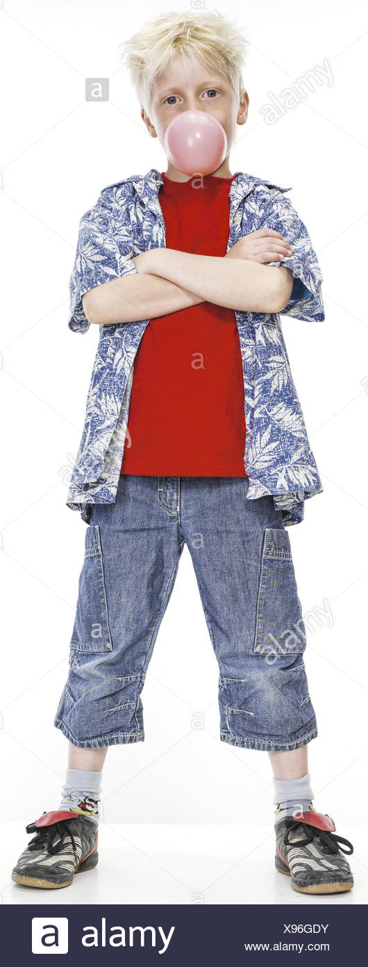Kleiner Junge mit Kaugummiblase, verschraenkte Arme (model-released) Stock Photo