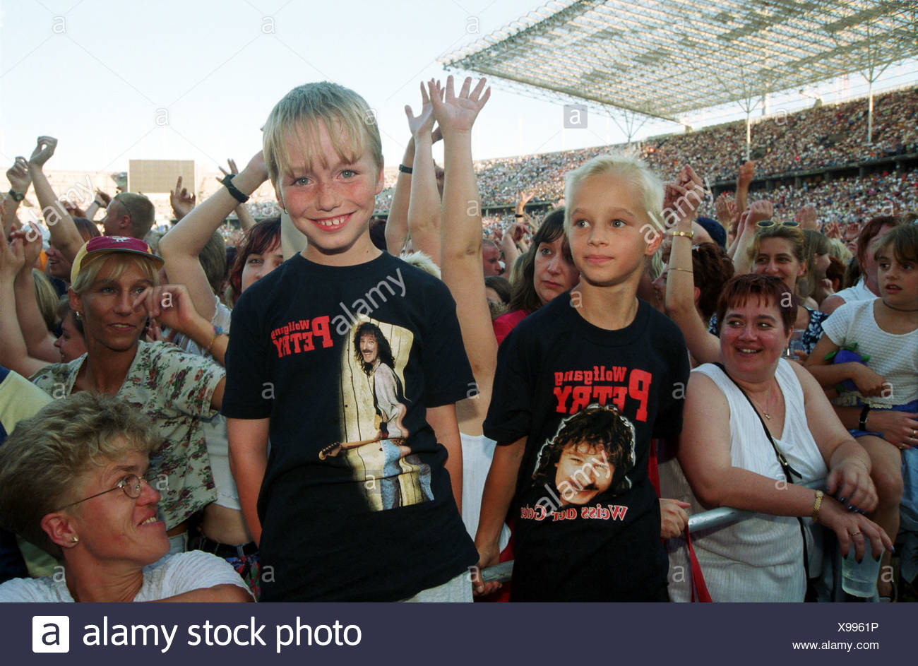 Young Fans At A Concert Wolfgang Petry Berlin Stock Photo Alamy