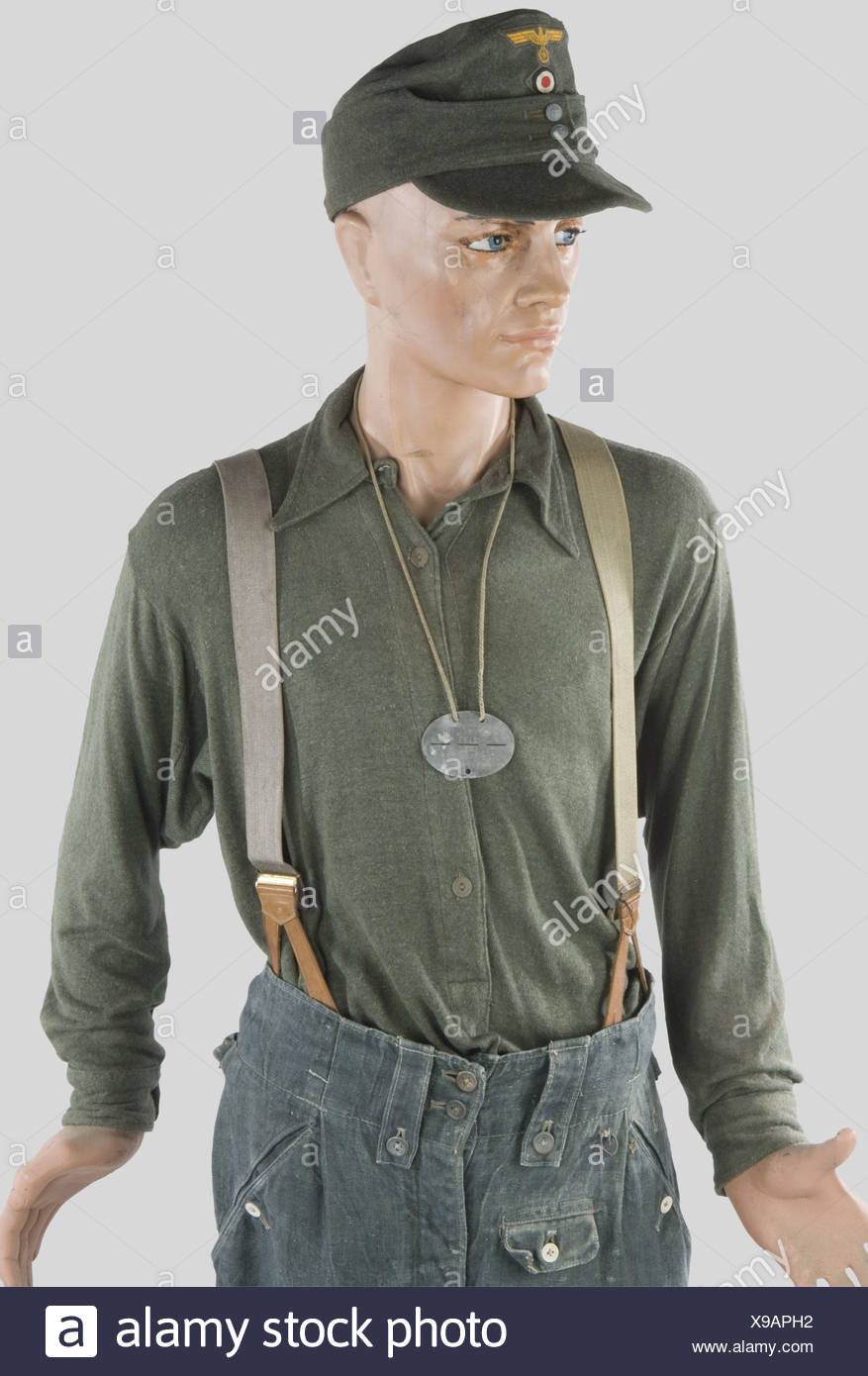 Wehrmacht, Soldat de l'Armée de Terre en tenue de travail, sur mannequin,  comprenant Feldmütze troupe artillerie côtière, chemise de travail verte,  plaque d'identité avec sa ficelle, bretelles en toile, pantalon toile roseau