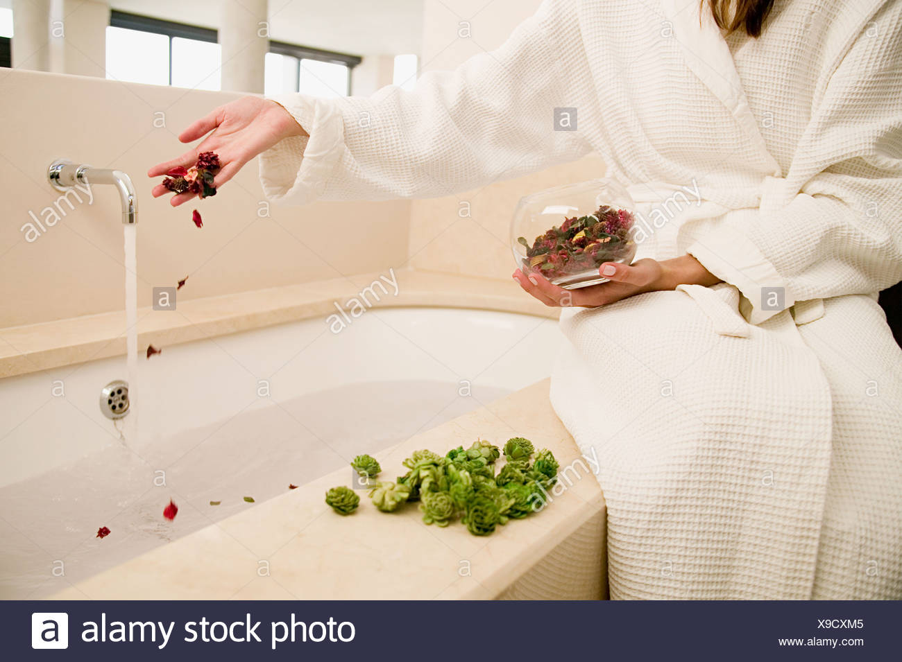 Rose Petal Bath Stock Photos & Rose Petal Bath Stock Images Alamy