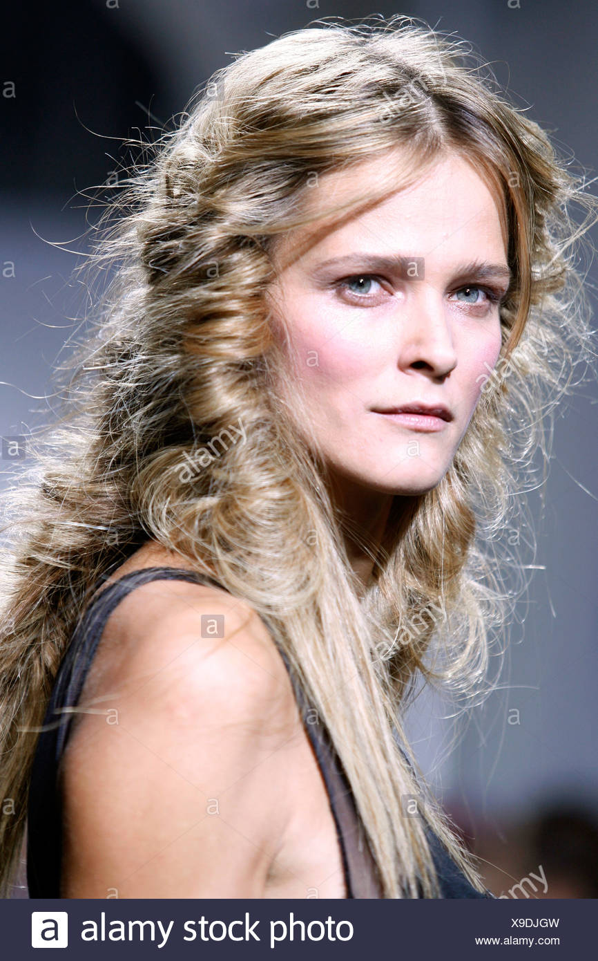 Giles Deacon London Ready To Wear Spring Summer Estonian Model
