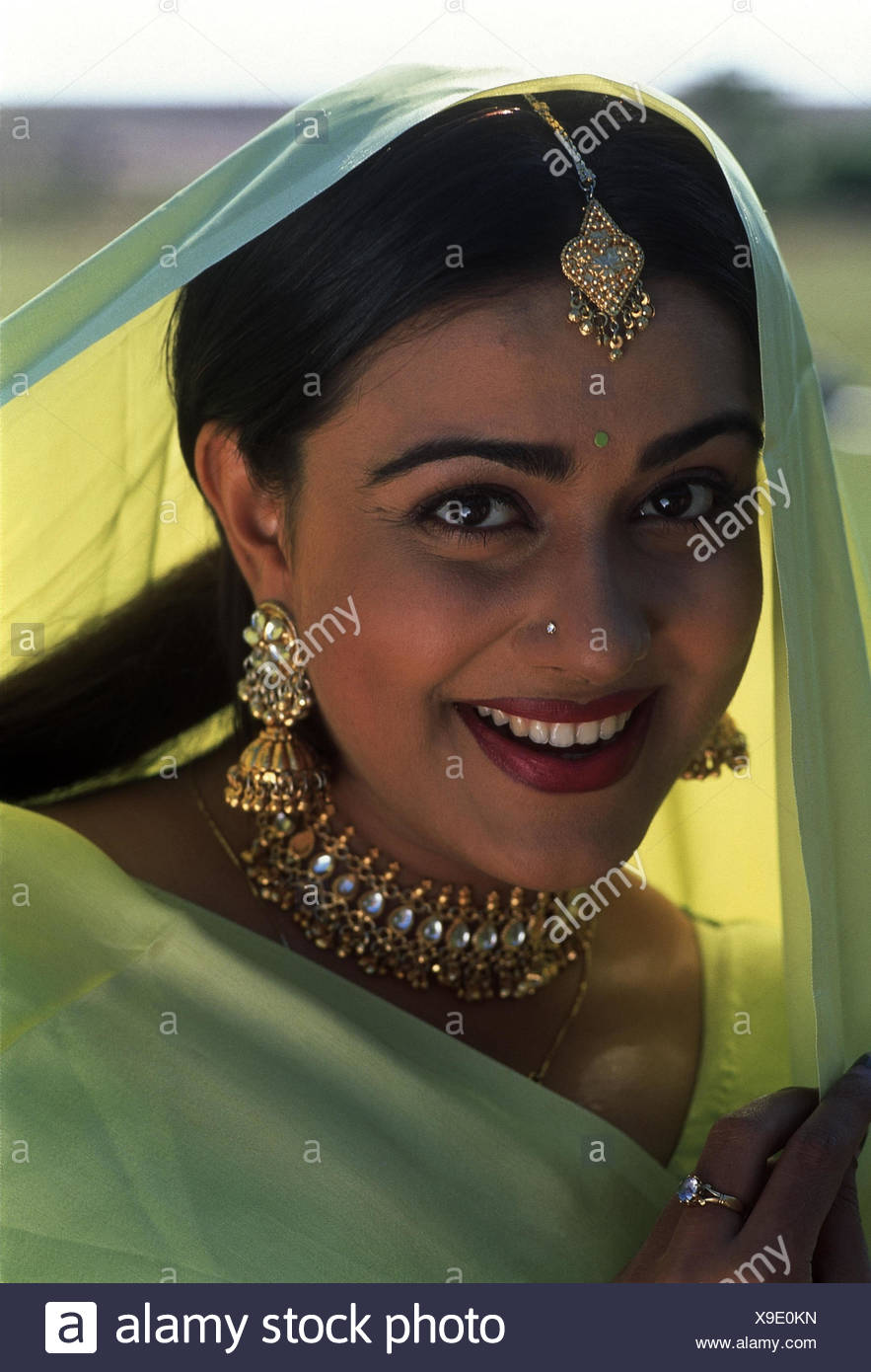 India Indian Laugh Sari Portrait Outside Woman Young Compress Garment Nasenpiercing Jewellery Clothes Tradition Traditions Nasal Ring Catena Golden Jewellery Mehndi Outside Stock Photo Alamy