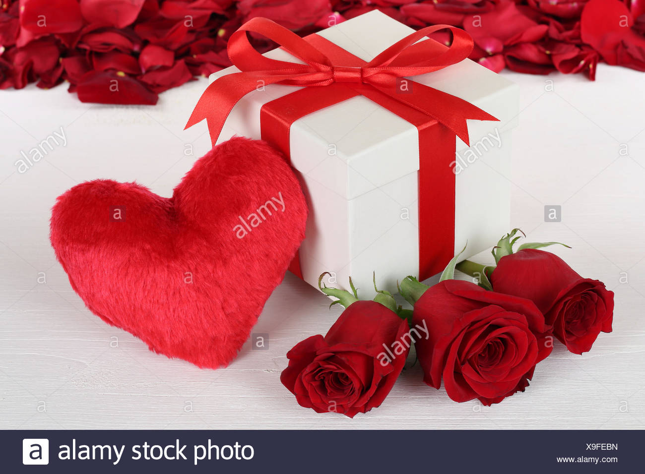 Geschenk Mit Herz Und Rosen Zum Geburtstag Muttertag Oder Valentinstag Stock Photo Alamy