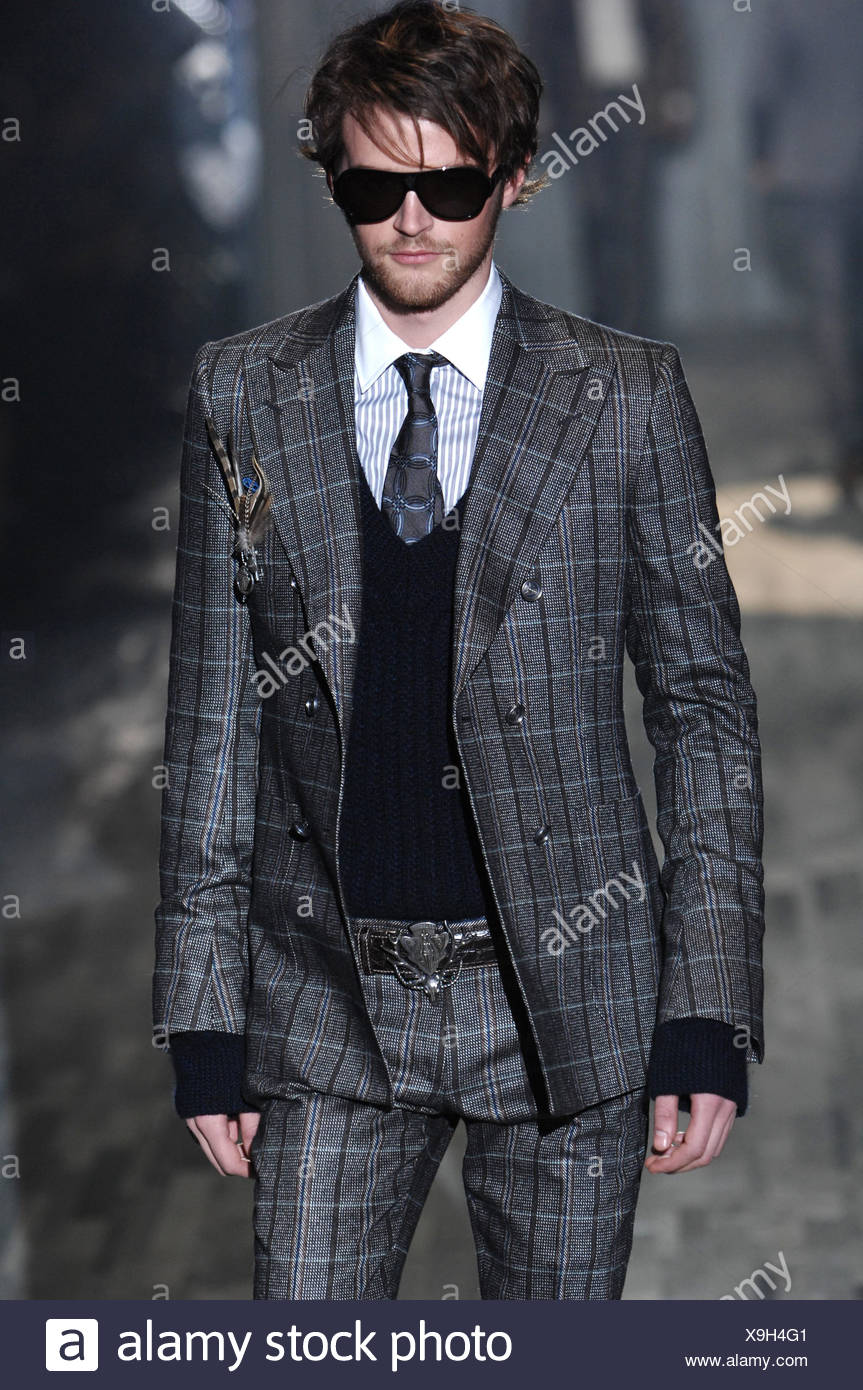 gucci belt on suit