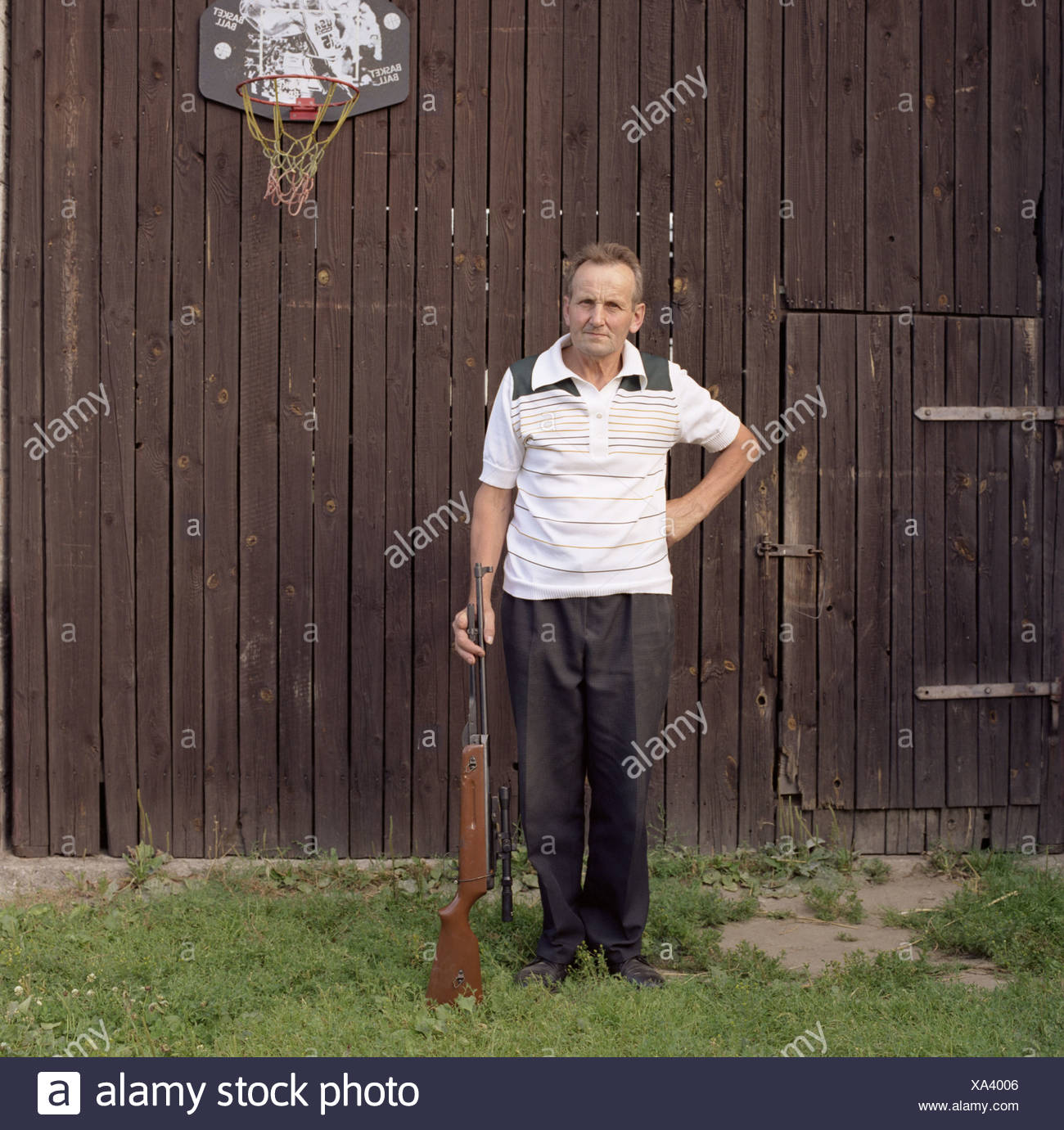 Barn Senior Man Gun Bretterwand Basketball Basket People Old