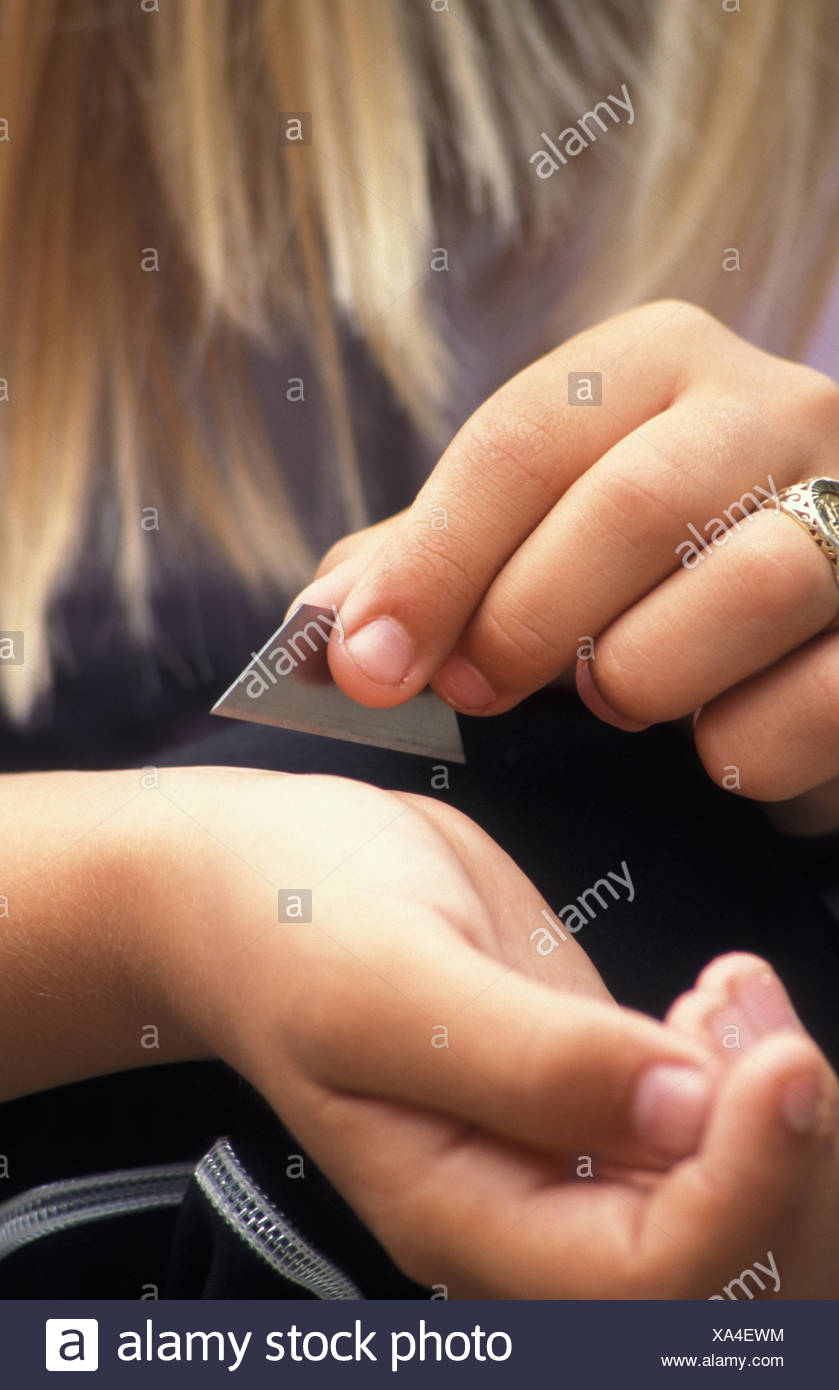 cutting with razor