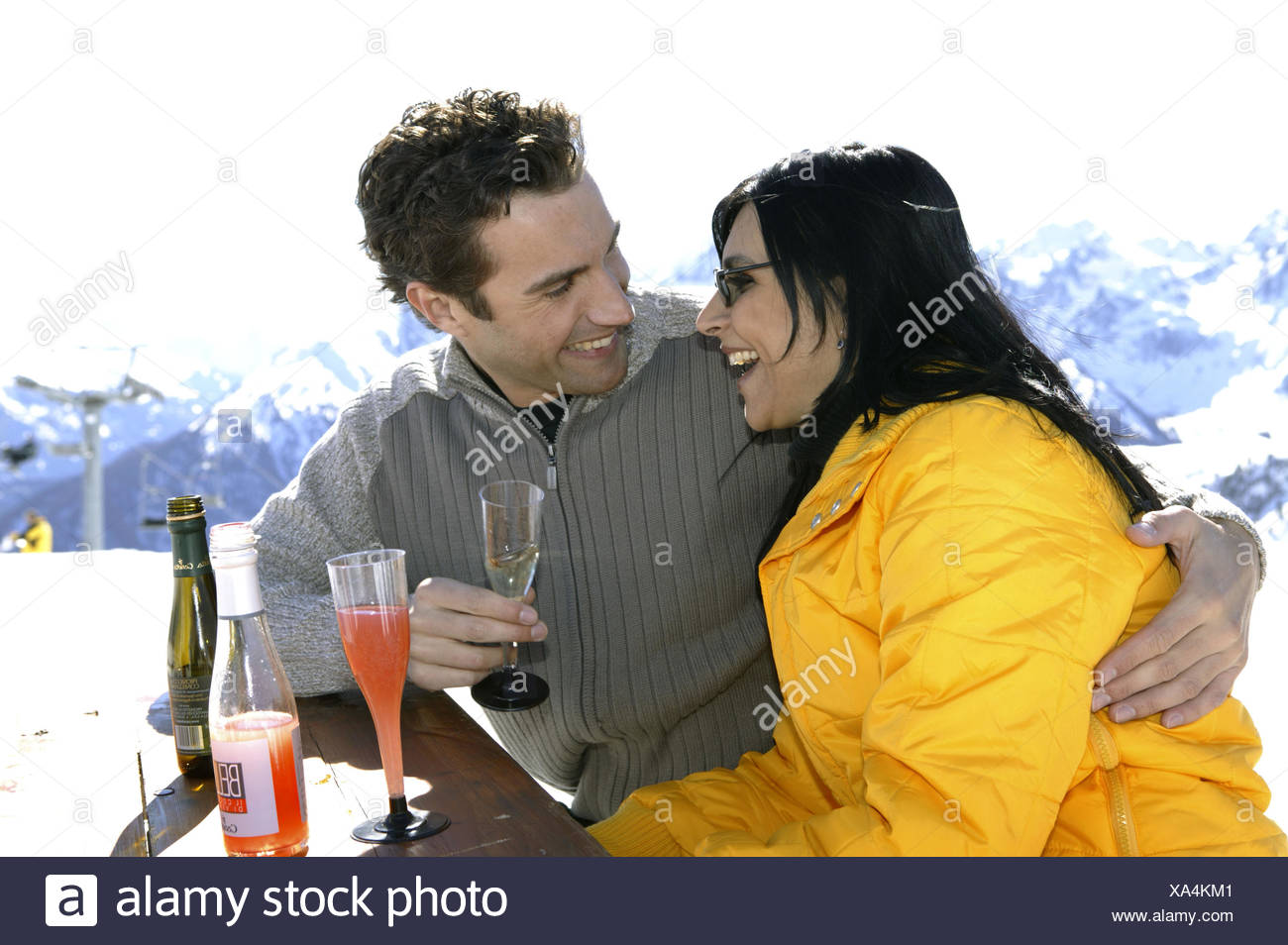 Apres Ski Skihuette Berge Mann Frau Paar Verliebt Skibar Liebe