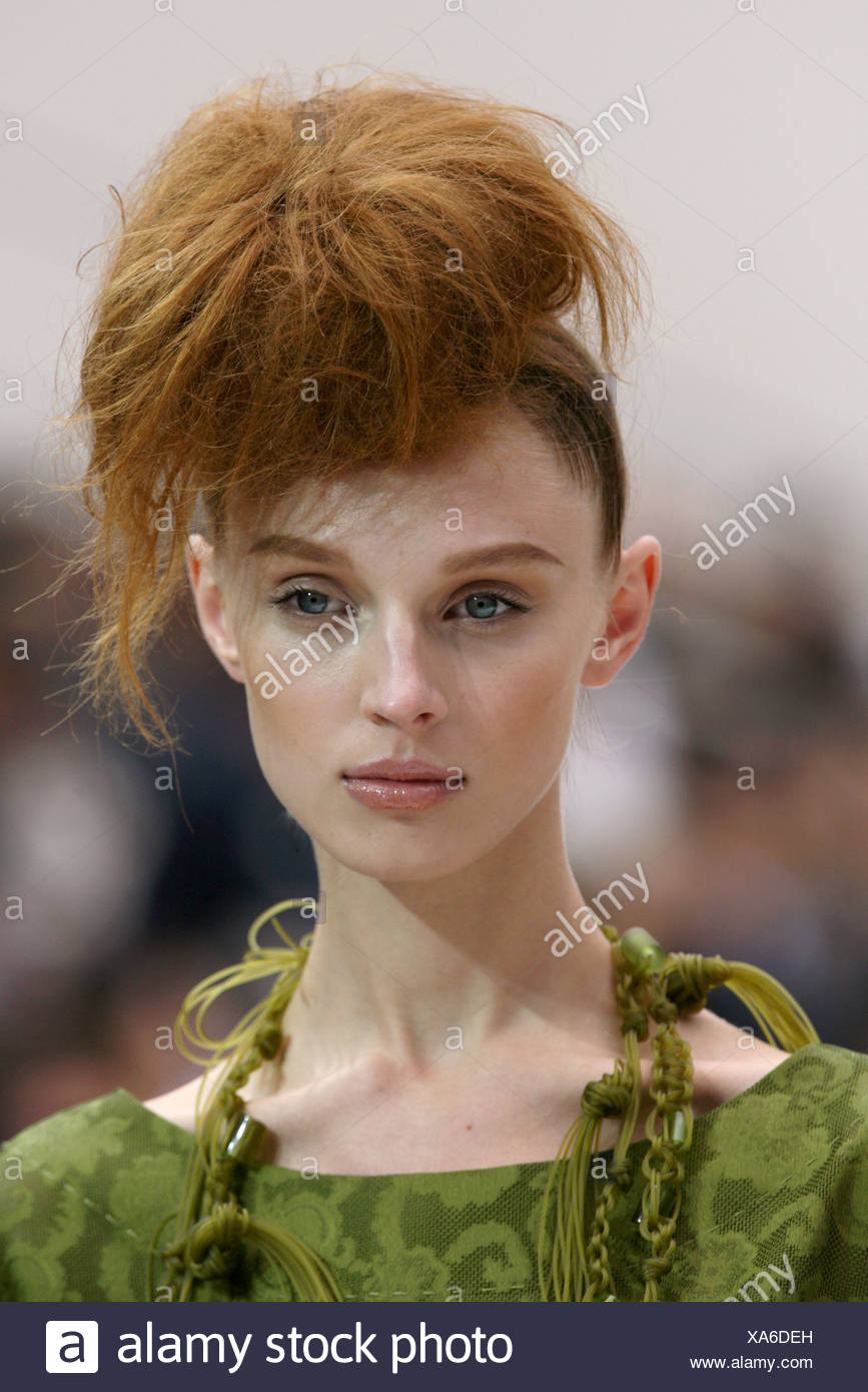 Moschino Milan Ready To Wear Spring Summer Brunette Model With