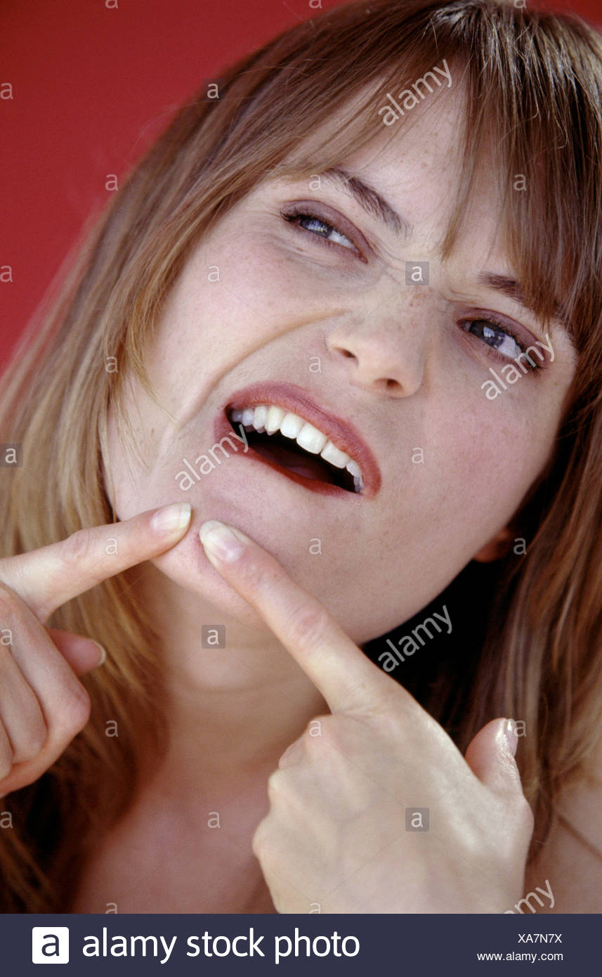Female Long Straight Light Brown Hair Fringe Squeezing Spot On