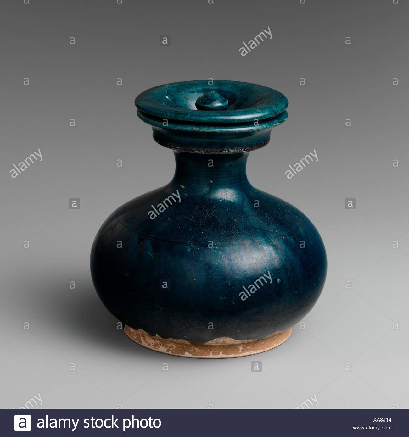 A E E A º Covered Jar Period Tang Dynasty 618 907 Date 7th Century Culture China Medium Earthenware With Blue Glaze Dimensions H 6 Stock Photo Alamy