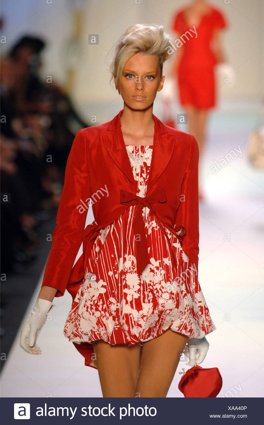 Moschino Milan Ready To Wear Spring Summer Female Bleached Blonde