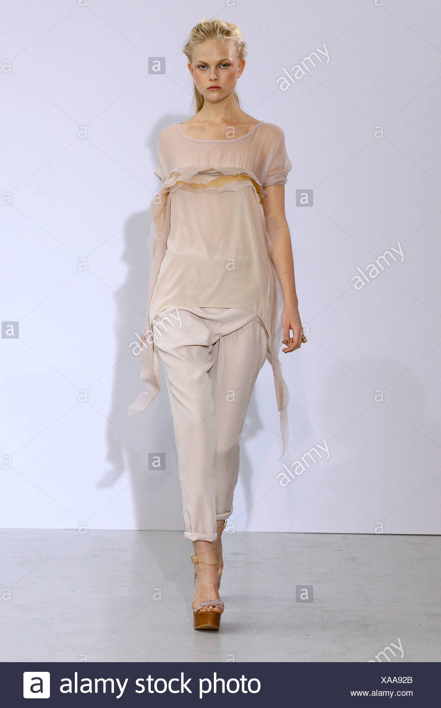 Fashion week Valrie anne hash spring for woman Fashion week Valrie anne hash spring for woman