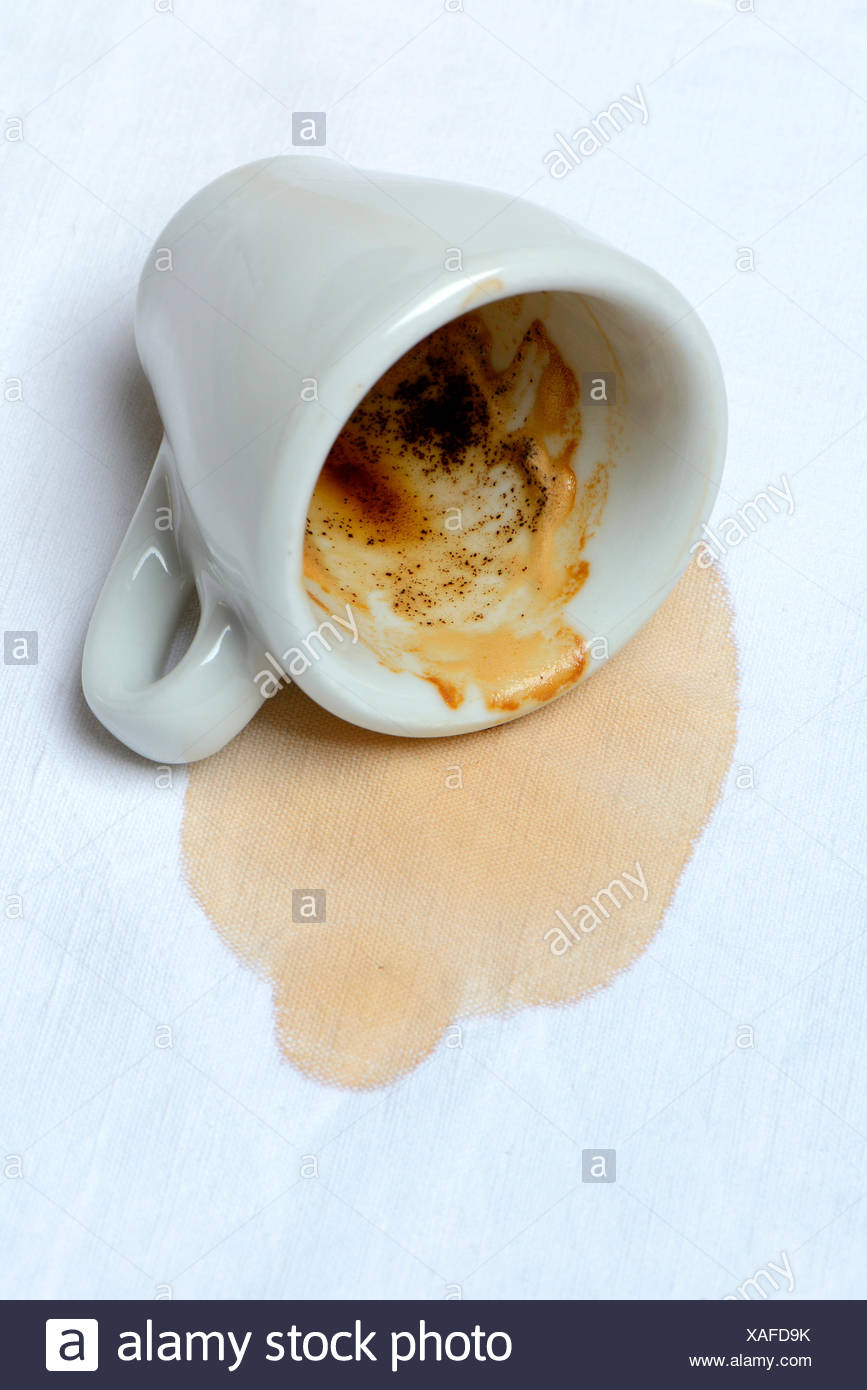 Kaffeefleck Auf Tischtuch Und Umgefallene Tasse Verschuettet Stock Photo Alamy