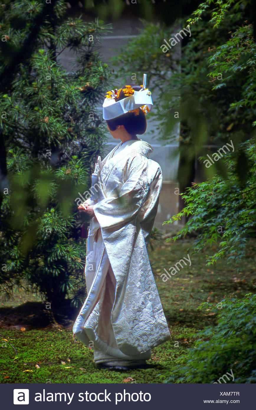 https://c8.alamy.com/comp/XAM7TR/japanese-bride-in-a-traditional-wedding-attire-XAM7TR.jpg