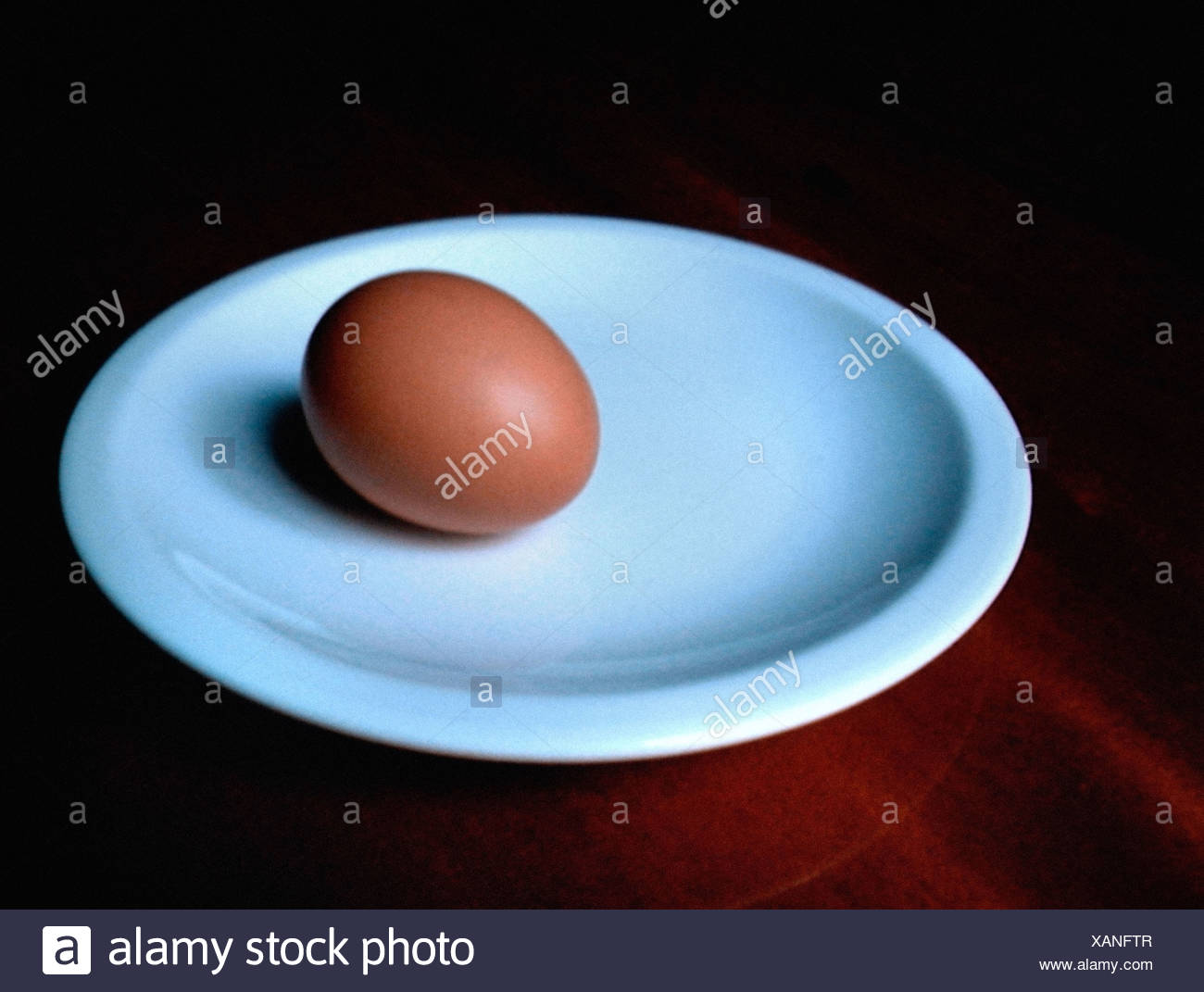 Яйцо всмятку яйца вкрутую. Яичная тарелка. Яйцо на блюдце. An egg on the there plate is. An egg on the there plate is.